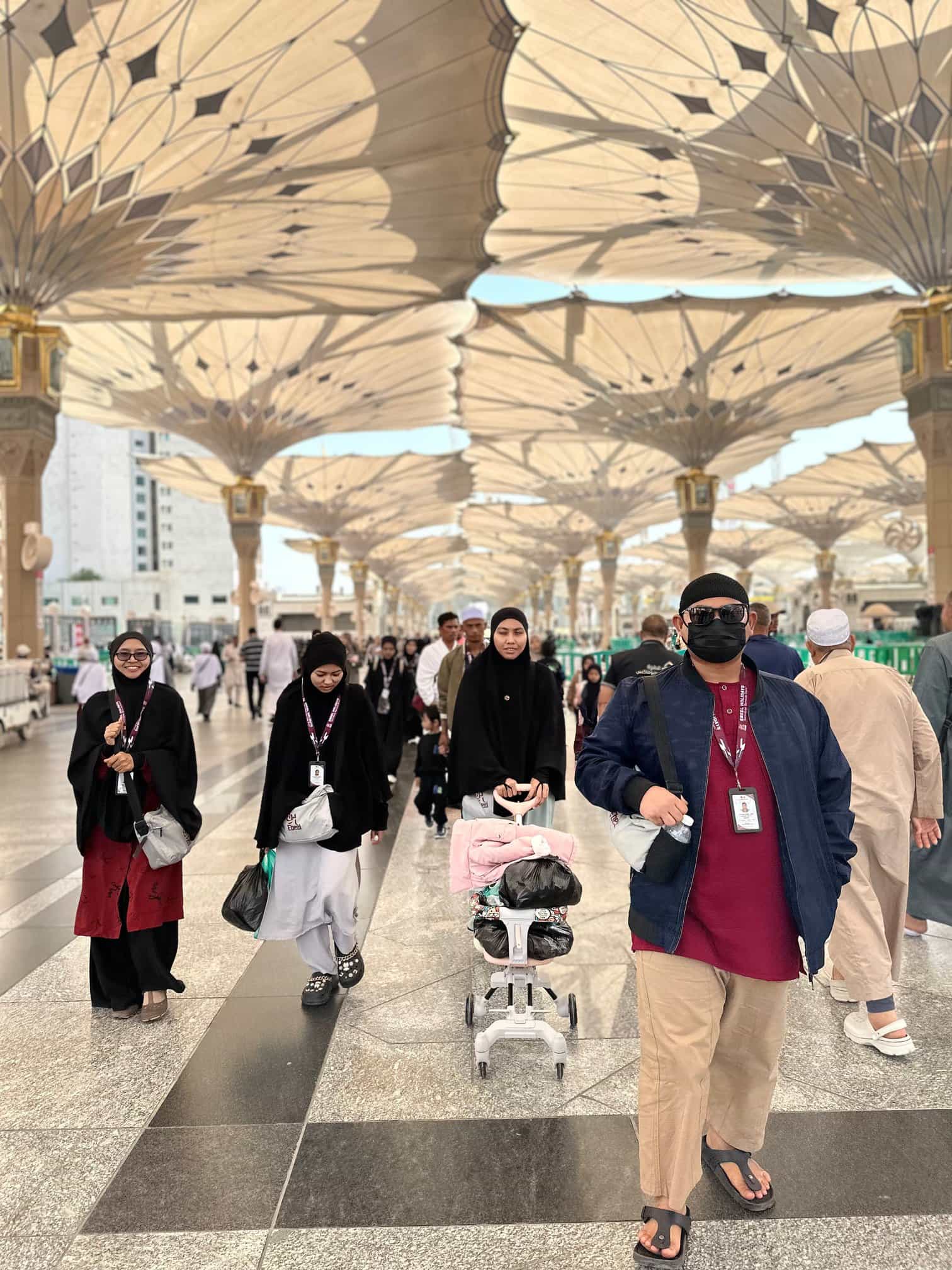 Payung-payung gergasi di perkarangan Masjid Nabawi, Madinah