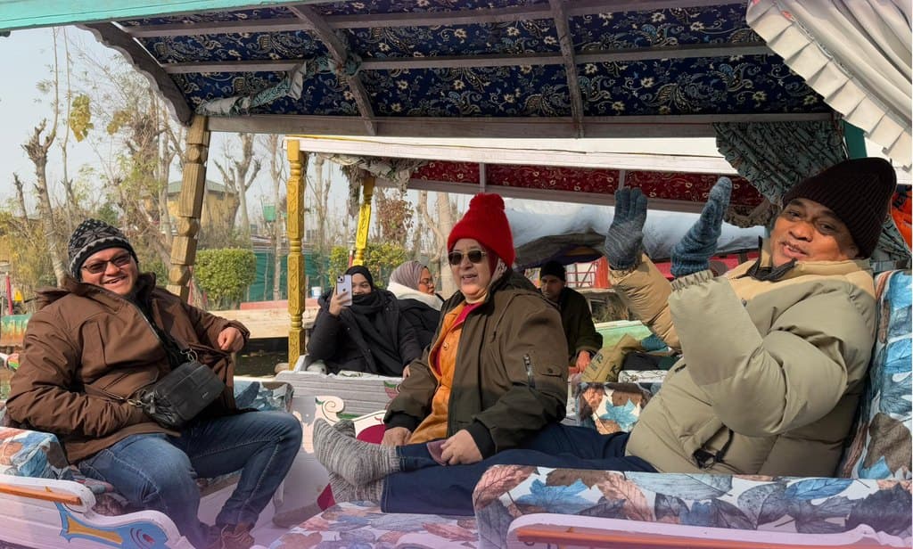 Menaiki shikara di Tasik Dal, Kashmir