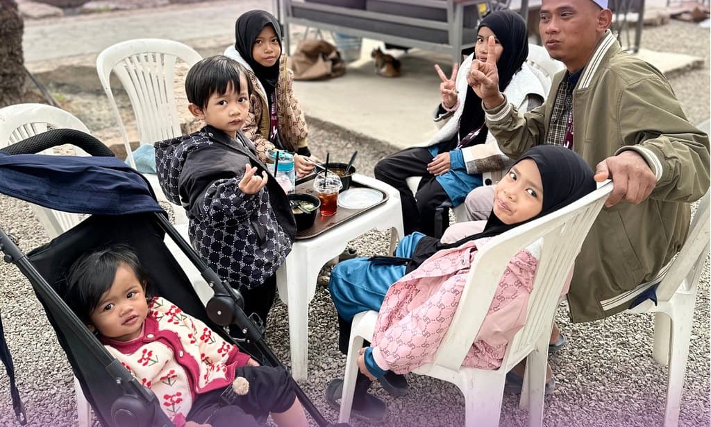 Jemaah bersama keluarga dan anak-anak