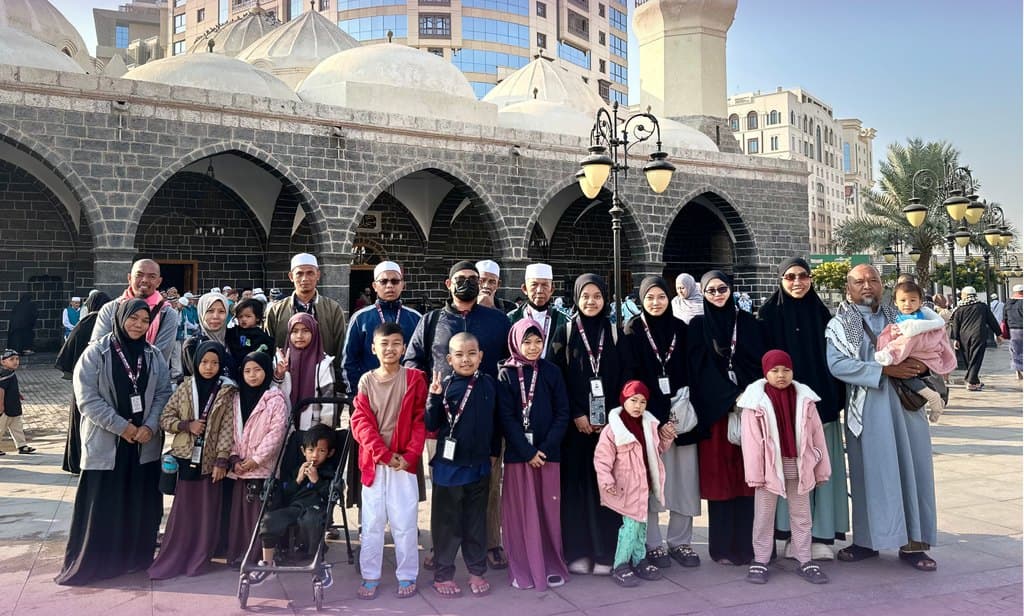 Jemaah Ebeel Holidays bergambar di hadapan Masjid Ghamamah, Madinah