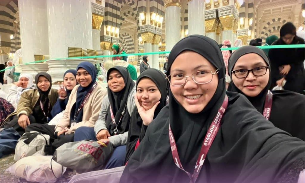 Jemaah wanita Ebeel Holidays di dalam Masjid Nabawi
