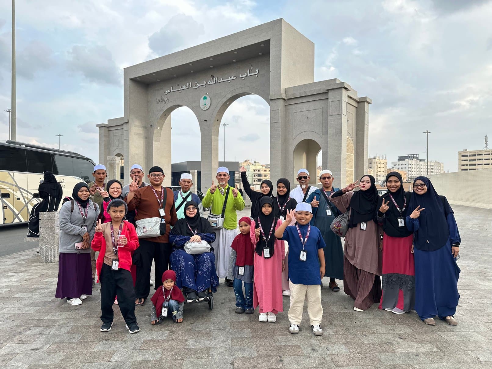 Jemaah Ebeel Holidays bergambar bersama di Madinah
